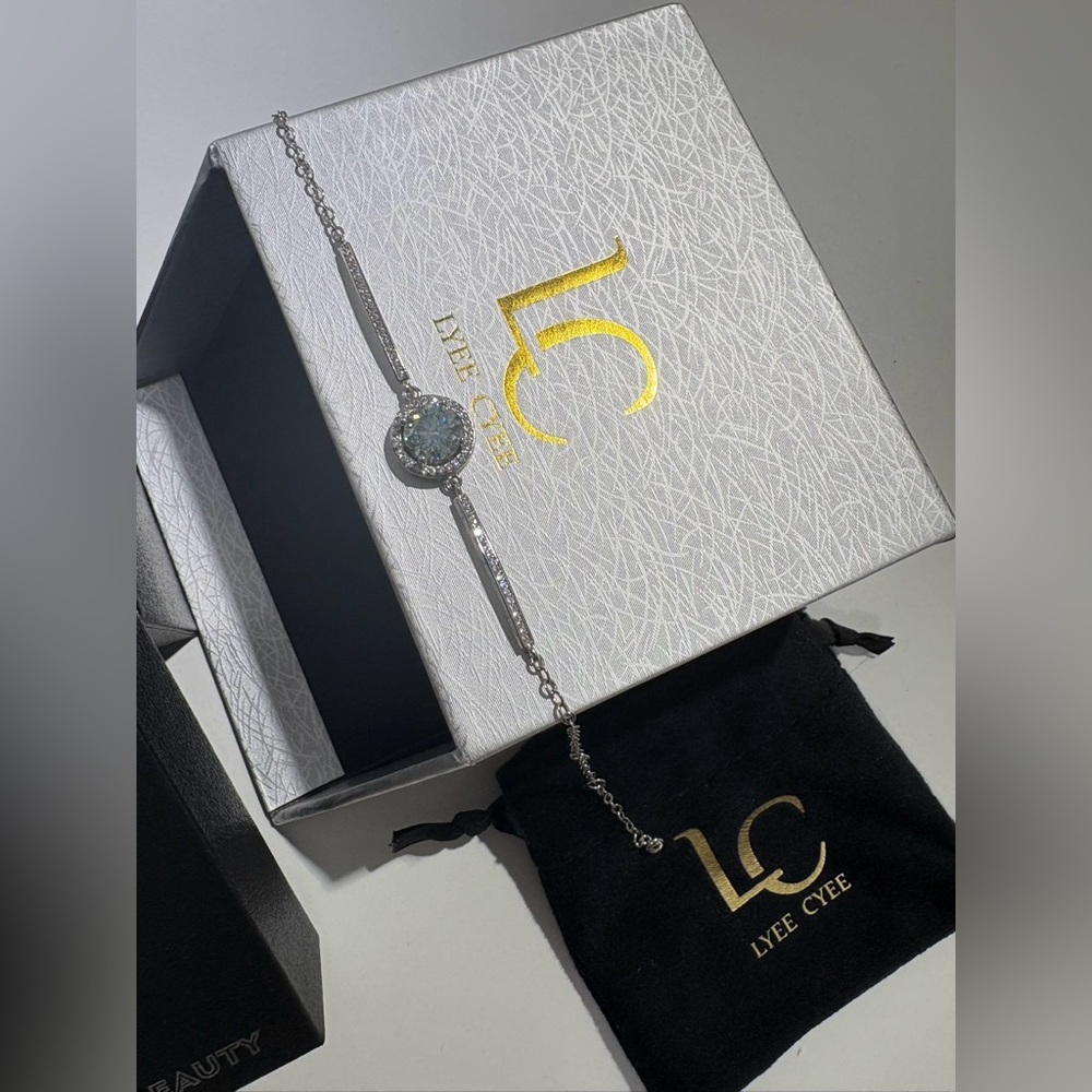 Lyee Cyee Bracelet with box and paper bag - Picture 7 of 11